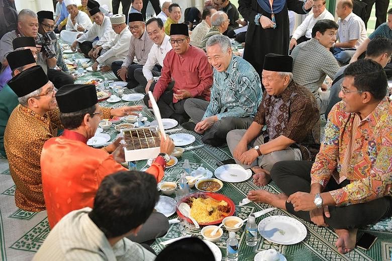 PM Lee Hsien Loong about to break fast with (from far right) Ang Mo Kio GRC MP Daryl David; Al-Muttaqin Mosque vice-chairman Sulaiman Musa; mosque chairman Paiman Supangat; and Ang Mo Kio GRC MP Koh Poh Koon, as well as (opposite him) Muis president 