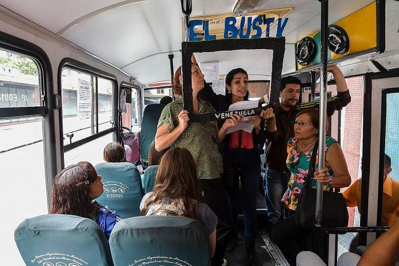 A group of young Venezuelan reporters has taken to hopping on board buses to present the news, as part of a project to keep people informed of the latest events in the face of government censorship.