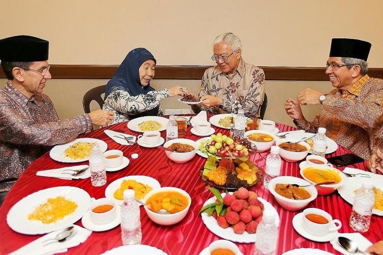 President Tony Tan Keng Yam joined about 400 congregants at an iftar, or breaking of fast, session at Yusof Ishak Mosque (Masjid Yusof Ishak) yesterday. It was his first visit to the recently opened mosque in Woodlands, which is named after Singapore
