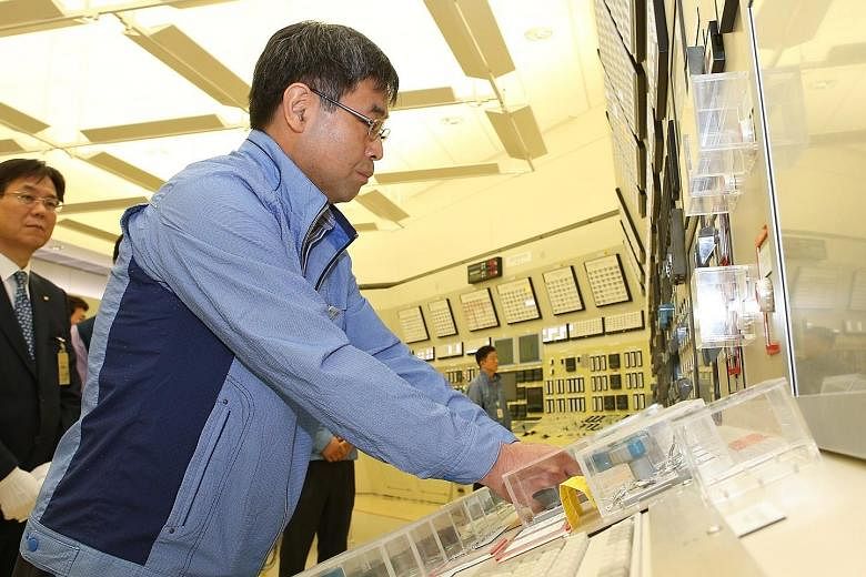 An official shutting down the power supply line of the Kori-1 nuclear reactor in Busan on Sunday.