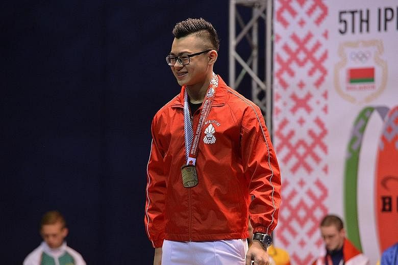 Singapore teenager Matthew Yap set a world squat record of 208kg in the men's Under-66kg sub-junior division at the World Classic Powerlifting Championships on Sunday.