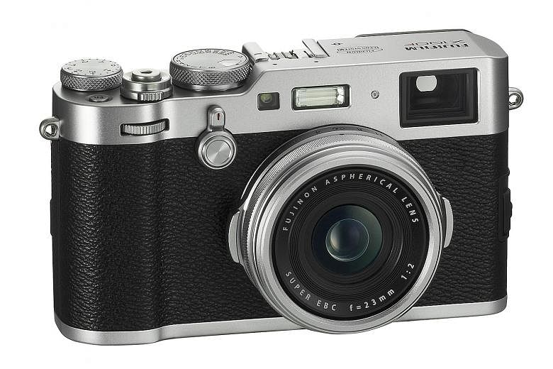For photographers who have used a rangefinder or manual camera before, the handling of the Fujifilm X100F will feel just as superb.