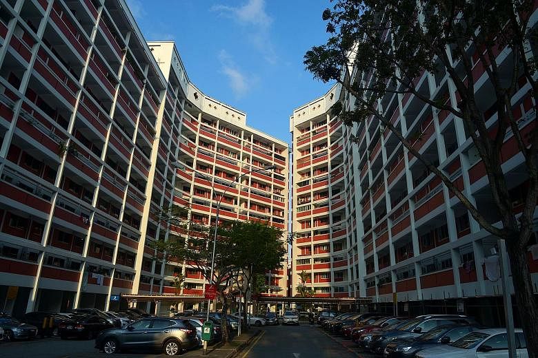 Single home buyers who subsequently marry another citizen or a Singapore permanent resident can apply for the CPF Housing Top-Up Grant after marriage and enjoy the same subsidy as a family.