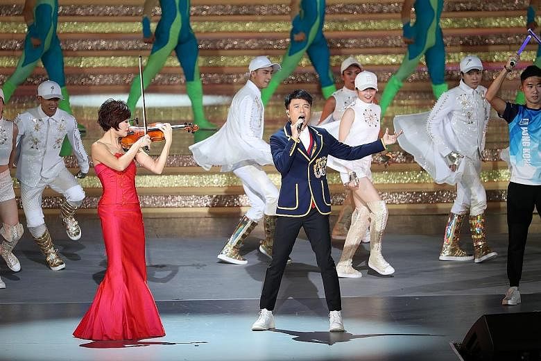 Hong Kong star Hacken Lee and Shanghai-born violinist Yao Jue were among an all-star list of celebrities who lit up the stage during an anniversary show last night at the Hong Kong Convention and Exhibition Centre.