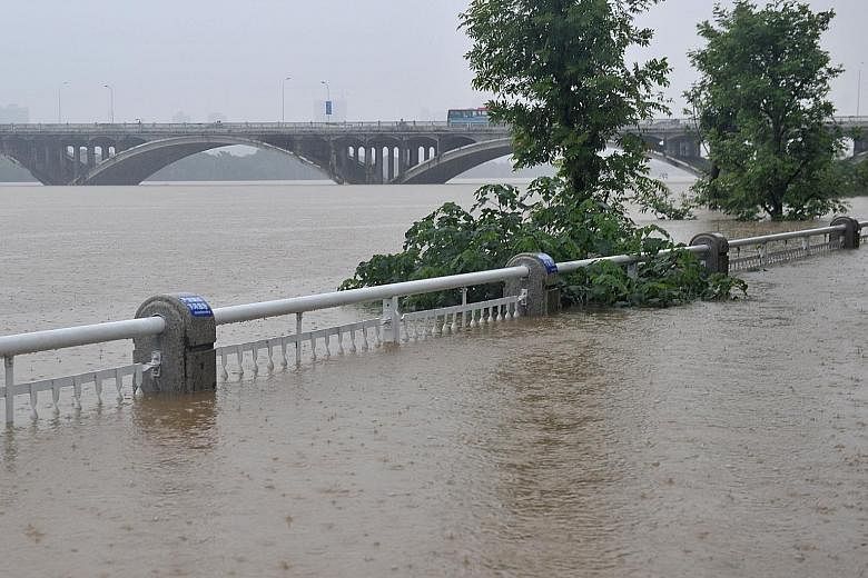 Yesterday, the water level of the Xiangjiang, a major river in Hunan province, rose to 38.37m at the Changsha hydrological station, 2.37m above the alarm level. This caused flooding in Changsha, capital of the central Chinese province. Since June 22,