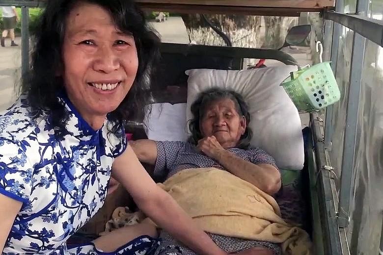 In a video clip that has gone viral in China, the man is shown in a cheongsam with wavy, shoulder-length hair tending to his elderly mother. Those who viewed the clip were moved by his actions, hailing him as a "filial son".