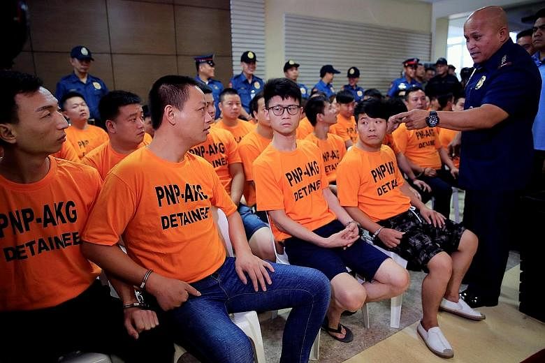 Philippine National Police chief Ronald de la Rosa addressing some of the 43 foreign suspects, mostly Chinese nationals, at the police headquarters in Quezon City yesterday. On Tuesday, an anti-kidnapping unit rescued Singaporean Wu Yan from a syndic