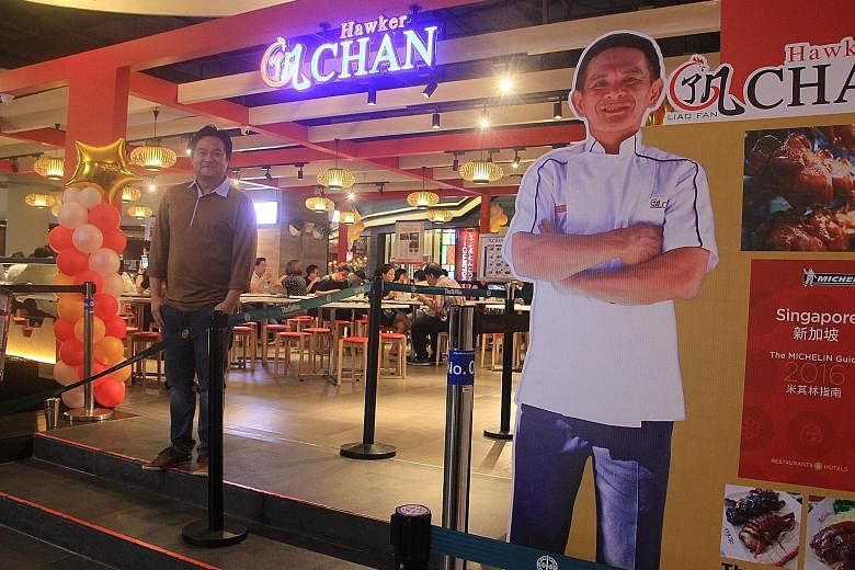 Mr Atipol Terahsongkran said that since its opening on June 24, the Hawker Chan outlet at the Terminal 21 shopping mall in central Bangkok has been earning an average of $6,000 daily.