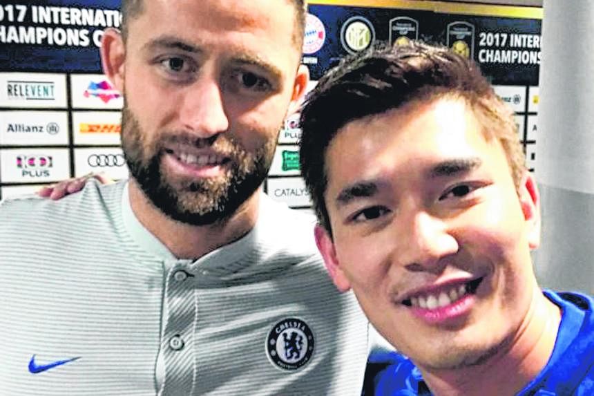 Local television actor Elvin Ng is proof that celebrities too have their fanboy moments. The 36-year-old Chelsea fan met new Blues captain Gary Cahill and received an autographed jersey. Bayern Munich youth goalkeeper Christian Fruchtl, 17, has been 