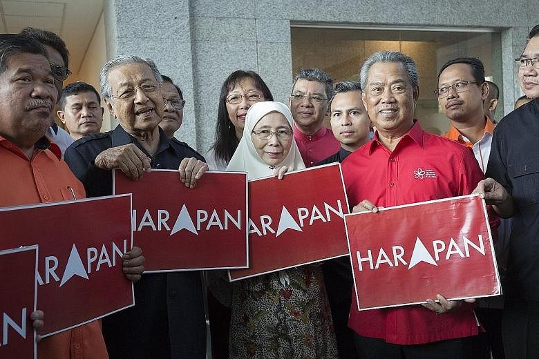 Parti Keadilan Rakyat president Wan Azizah, the wife of Anwar Ibrahim, flanked by Pakatan Harapan chairman Mahathir Mohamad and PPBM president Muhyiddin Yassin, with other opposition leaders after they submitted their forms to register the opposition