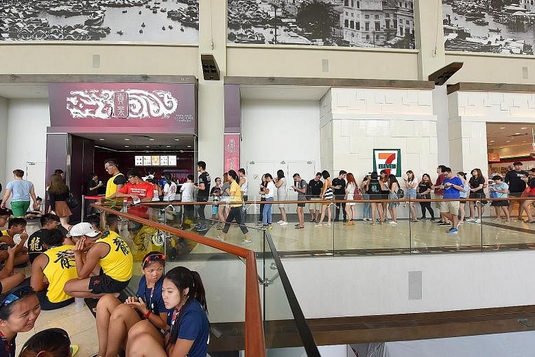 Long queues at Gong Cha (Marina Bay Sands) during its final day of operations on June 5. The outlet was the last of the chain's 80 outlets here to be converted to the LiHo brand by RTG Holdings, which first brought Gong Cha to Singapore in 2009.