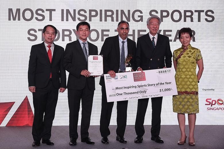 Rohit Brijnath receiving the Most Inspiring Sports Story award from (from left) SNOC president Tan Chuan-Jin, Deputy Prime Minister Teo Chee Hean and Grace Fu, Minister for Culture, Community of Youth.
