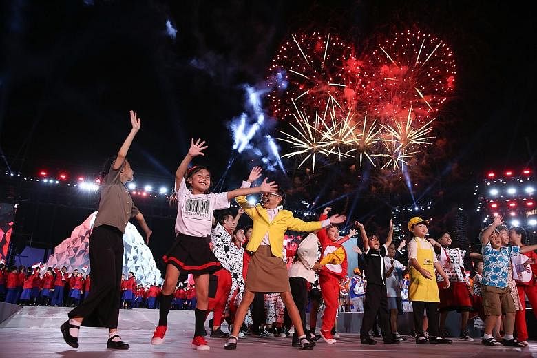 In a celebration of Singapore's diverse cultures, about 400 performers from the People's Association put up a display symbolising a banquet attended by those from different segments of society. Intricate formations such as a beating heart were part o
