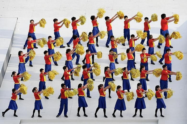 In a celebration of Singapore's diverse cultures, about 400 performers from the People's Association put up a display symbolising a banquet attended by those from different segments of society. Intricate formations such as a beating heart were part o