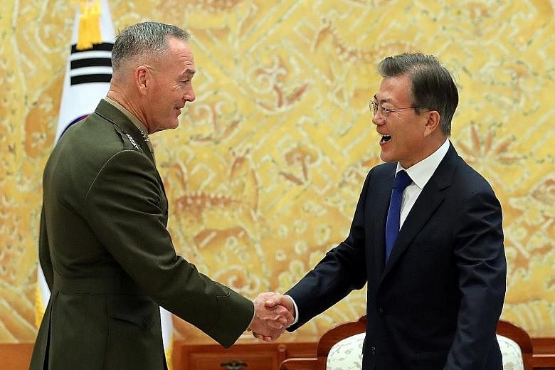 Visiting US General Joseph Dunford meeting President Moon Jae In in the Presidential Blue House yesterday. The American reassured the South Korean leader that Washington would closely coordinate any action with Seoul.