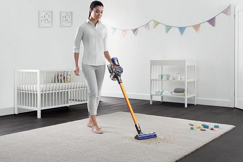 The V8 Absolute Plus' weight is centred on the main motor unit, so it is easy to manoeuvre regardless of the cleaning attachments placed on it. The cordless V8 can also be used as a handheld vacuum cleaner for your car.