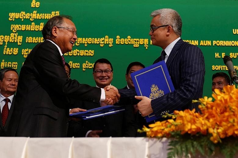 KrisEnergy Group chairman Tan Ek Kia (left) with Cambodian Minister of Economy and Finance Aun Pornmoniroth at the signing ceremony in Phnom Penh yesterday. As part of the deal, a 5 per cent interest in the entire concession area will be transferred 