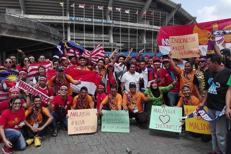Malaysia and Indonesia fans displaying the SEA Games spirit. Now these are what we call poster boys and poster girls. Anyone who can correctly identify the number of Rimaus deserves a gold medal.