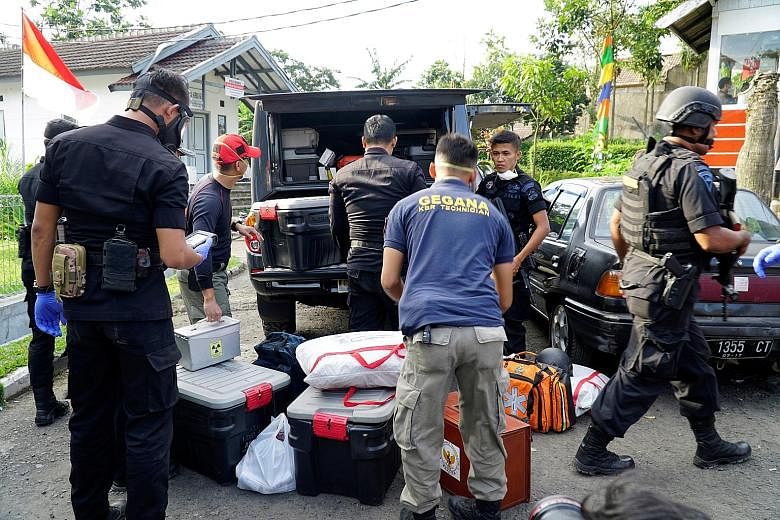 Anti-terror policemen seizing items from a house of suspected militants in Bandung, West Java province, Indonesia, on Aug 15. A terror plot was foiled after the operation and arrest of five suspects.