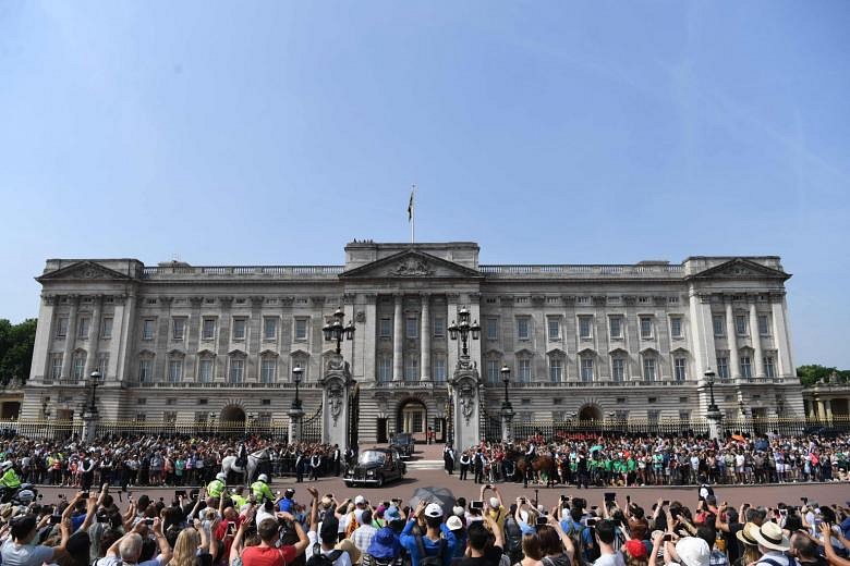 Man Arrested After Attacking Police Outside Buckingham Palace; Counter ...