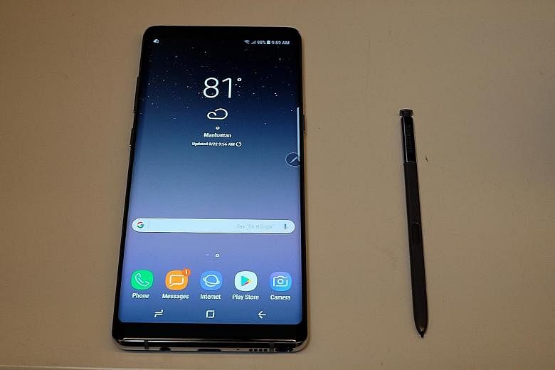 The new S Pen stylus feels very much like a real ballpoint pen, because of its finer tip and improved pressure sensitivity. The Note8 is the first Samsung phone to sport two rear cameras - a telephoto lens and a wide-angle one.