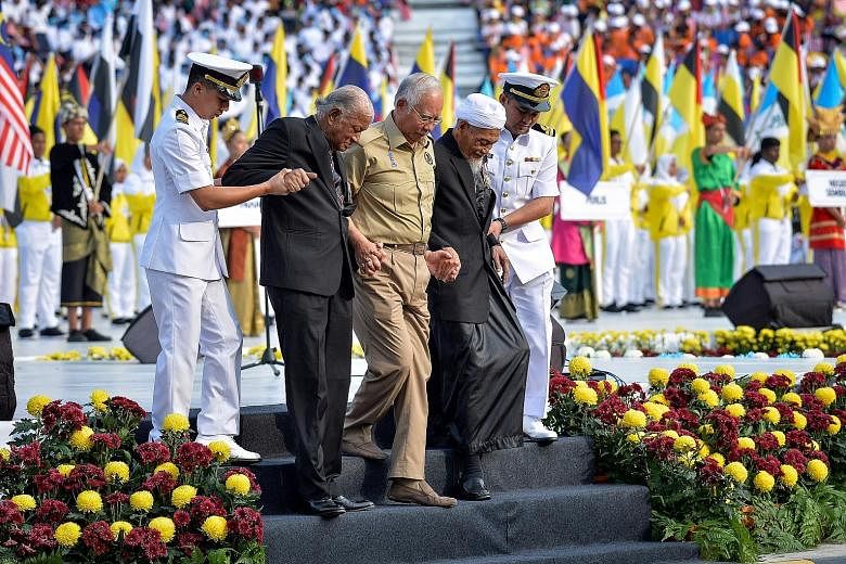 Mr Najib Razak flanked by Warrant Officer 1 Commander (Ret) Oliver Culvelt Samuel (left) and Lieutenant Commander (Ret) Mohd Sharif Kalam. The two former servicemen hoisted the Malaysian flag for the very first time when the country declared its inde