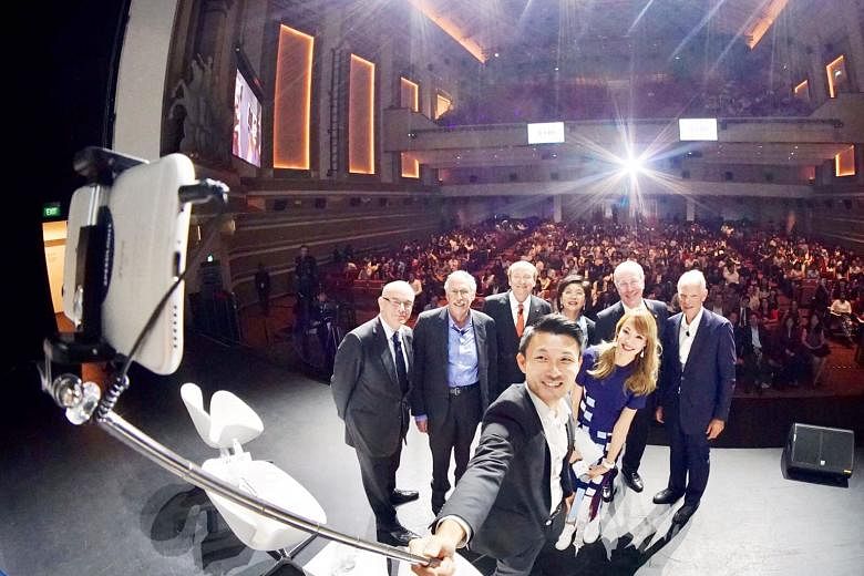 Guest of honour Baey Yam Keng, Parliamentary Secretary for Culture, Community and Youth, taking a wefie with (from left) Mr Paul Donovan, chief global economist, UBS Wealth Management; Nobel laureates Peter A. Diamond and Robert Merton; Ms Tracey Woo