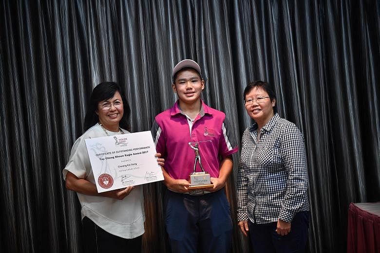 Sec 4 student Cheang Kai Siong posing with his Tay Cheng Khoon Eagle award with Janice Khoo (left), chairman of the Youth Golf Network, Community Youth Golf Programme, and ST sports editor Lee Yulin.