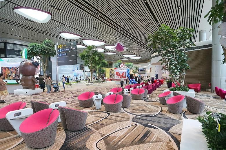 Designed with high ceilings and open spaces, T4 projects a modern, clean look and promises to be a visual treat. With its opening, Changi Airport will boost its total annual handling capacity to 82 million passengers.