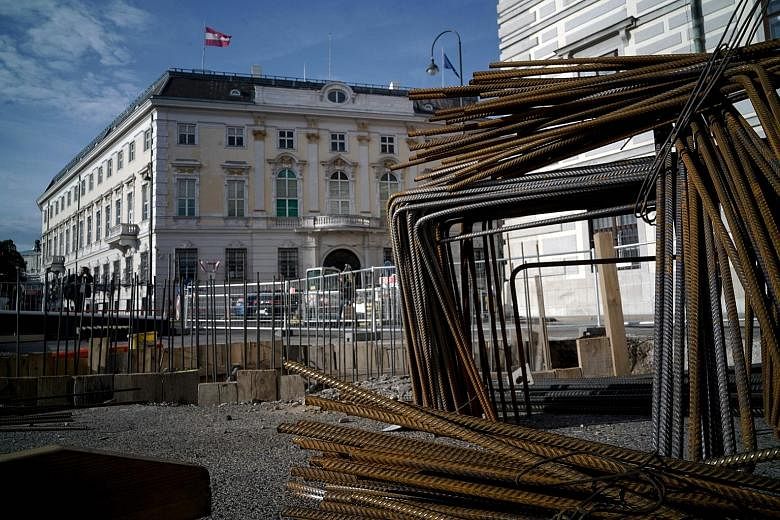 Construction of an anti-terrorist wall, to protect the Federal Chancellery and Presidential Chancellery in Vienna from terror attacks, has been halted, said the Austrian daily Krone. Officials from four Western powers say there is a need for new appr