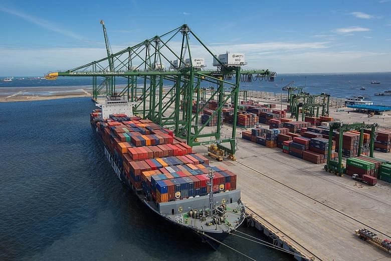 Japanese conglomerate Mitsui & Co acquired Singapore container port firm Portek as a way to enter Indonesia's port sector.