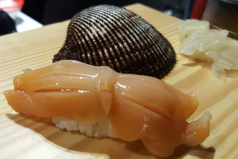 Akagai sushi. 