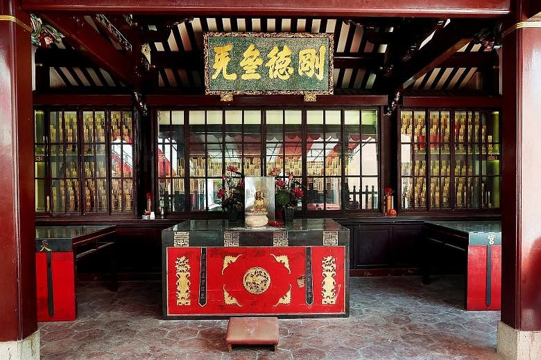 On the front facade of Thian Hock Keng, which is dedicated to the goddess of the sea Mazu, are carved stone windows with engravings of bats in their four corners, representing luck and prosperity.