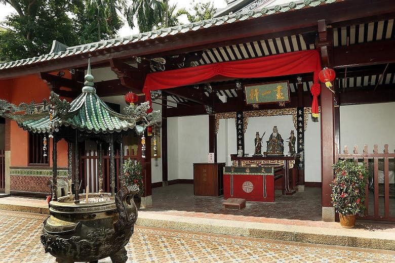 A statue of the ancient Chinese scholar Confucius sits in the temple's side hall. The enshrined goddess Mazu, flanked by Guan Di, the god of war, and Bao Sheng Da Di, the protector of life, can be found in the temple's main hall.