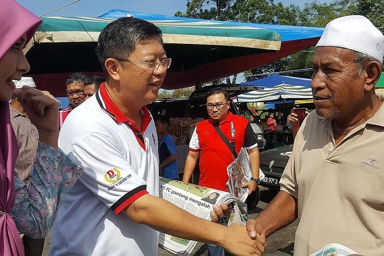 Mr Tan Kok Yew, who is part of the opposition alliance, meeting Kedah residents.
