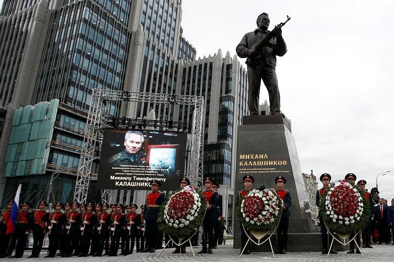 A monument to Mikhail Kalashnikov - designer of the AK-47 rifle that has become the world's most common assault weapon - was unveiled on Tuesday in Moscow. The bronze statue depicts Kalashnikov, who died in 2013 at age 94, holding one of his weapons 
