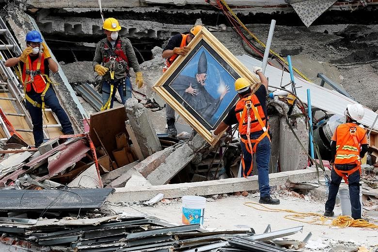 Mexican and international rescue teams searching for survivors in the Roma neighbourhood in Mexico City on Saturday. Since Friday, only bodies have been recovered. The latest death toll stands at 307.