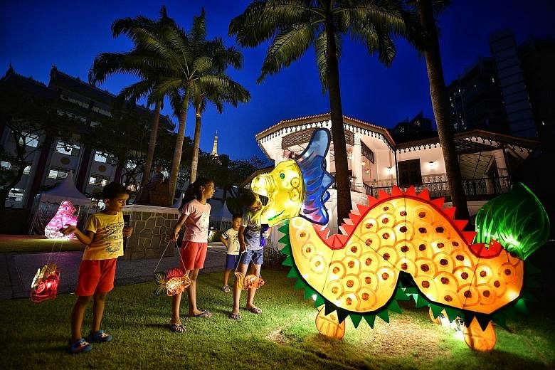 This big dragon lantern caught the eye of children at the Sun Yat Sen Nanyang Memorial Hall in Balestier. Lanterns featuring other designs like fish will be lit nightly from today to Oct 15, except on Mondays. As part of the Wan Qing Mid-Autumn Festi