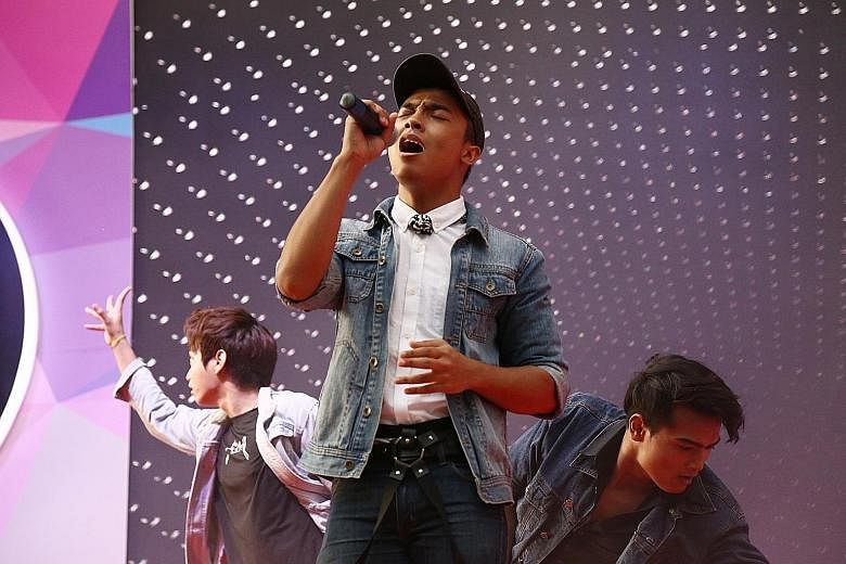Local singer Akif Halqi will perform Eyes, Nose, Lips, a ballad originally performed by BigBang member Taeyang, at the KBS K-pop World Festival.