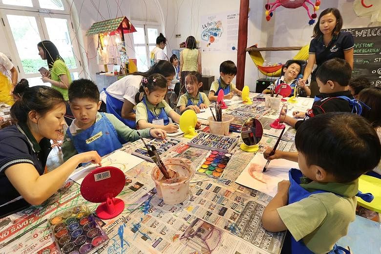 In the two-hour art sessions, the children take part in activities such as drawing portraits and making "pizza" out of art materials. The workshop series takes on the format of a dinner party, hence its name - Who Is Coming To Dinner? About 800 child