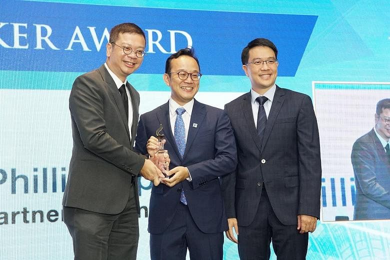 PhillipCapital's managing director Luke Lim receiving the Best Retail Broker award for the firm from Singapore Exchange Regulation's chief executive officer Tan Boon Gin at the Sias 18th Investors' Choice Awards last month. With them is Sias manageme