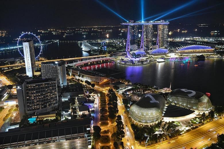 Esplanade - Theatres on the Bay celebrates its 15th anniversary with big bold lights. From tomorrow to Oct 31, the number "15" will shine brightly from the domes nightly, accompanied by a moving-light display. There will be 12 moving-light displays t