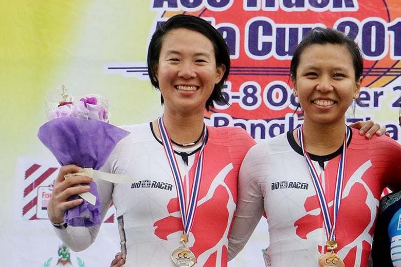 Above: Luo Yiwei (right), omnium winner and Dinah Chan, runner-up.