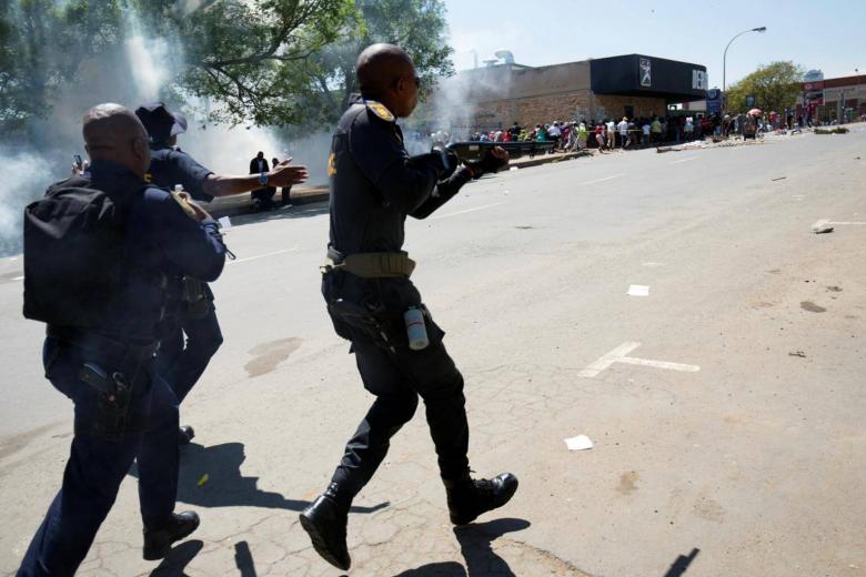 South African police fire rubber bullets, stun grenades at angry mob