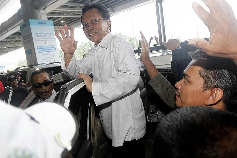 Parti Warisan Sabah president Mohd Shafie Apdal was greeted by hundreds of supporters as he arrived in Kota Kinabalu yesterday. He was detained by MACC after four hours of questioning.