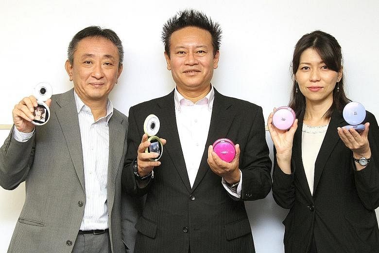 The Casio team taking a wefie. The eight LED lights around the lens cast even lighting on the subject. Showing off the TR Mini are (from left) Mr Koichi Matsuzaki, manager of Casio's global marketing for digital cameras; Mr Junichi Miyasaka, who was 