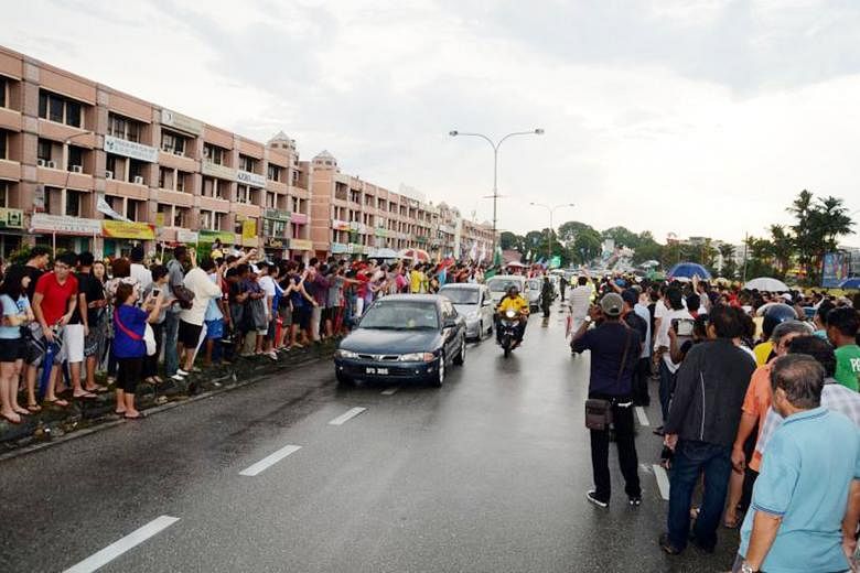 A crowd outside a Klang vocational college, which was a polling station during the 2013 General Election, following rumours that phantom voters would be taken there.
