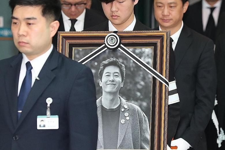 Actor Kim Joo Hyuk was cremated and laid to rest yesterday at his family columbarium in Seosan, South Chungcheong province.