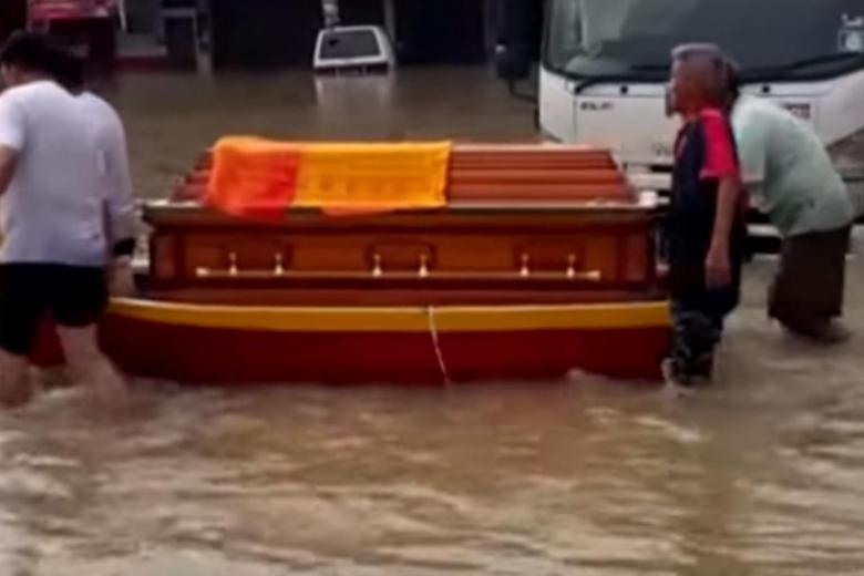 Family caught in Penang floods conduct 'floating' funeral for loved one