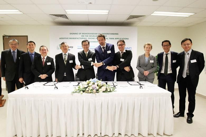 At the signing of the MOU are (from left): SembMarine chief operating officer Ong Poh Kwee; A*Star executive director of Science and Engineering Research Council Tan Sze Wee; SembMarine president and CEO Wong Weng Sun; SIMTech executive director Lim 